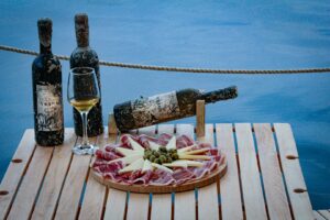 Rượu Vang ủ dưới biển – Trải nghiệm độc đáo từ đại dương Australia